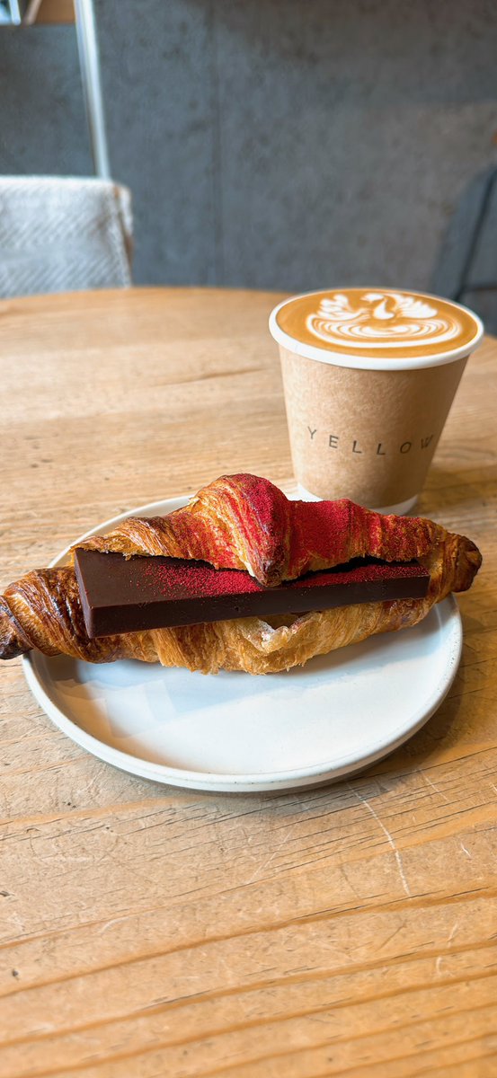 spiel14's tweet photo. 池ノ上、三茶の中間くらいにある「YELLOW CAFE」さん

◆Berry Chocolate Croissant
　チョコは口どけ良く、中のベリーの酸味とクロワッサンのサクサクが混ざっておいしい

#YELLOWCAFE #YELLOW
#イエローカフェ #イエロー
#池ノ上グルメ #池ノ上カフェ
#三軒茶屋グルメ #三軒茶屋カフェ https://t.co/jMURa1lluI