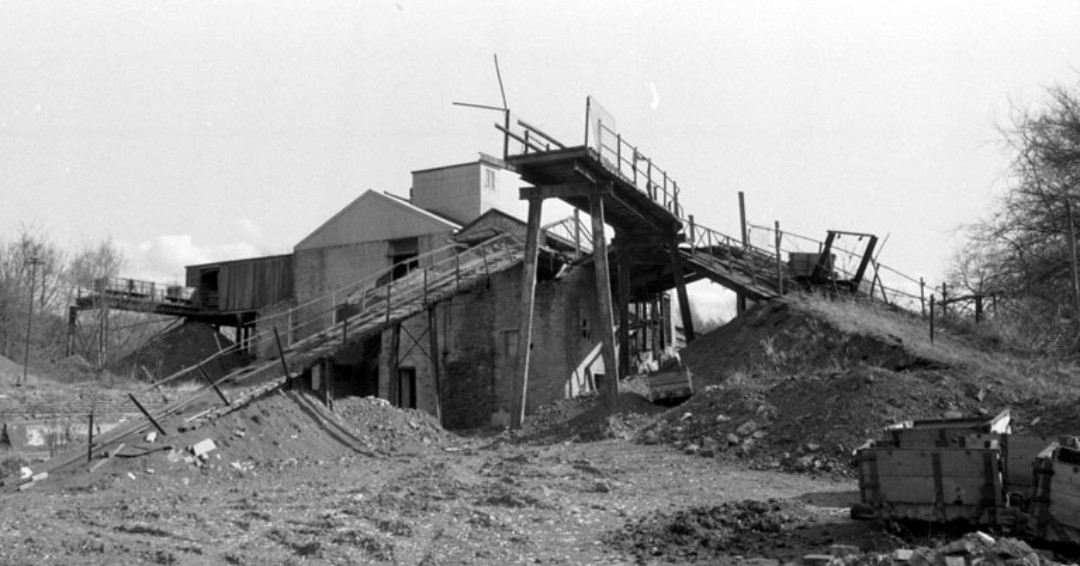 #MiningHeritage - Birkhill Clay Mine near Bo'ness Opened 1911 & closed 1980 - clay was sent to P&M Hurll's brickworks at Glenboig & other brick makers at home and abroad, where it was made into firebricks for use in kilns & blast furnaces 🔥 @FalkirkLandC ow.ly/V6Nh50R3tri