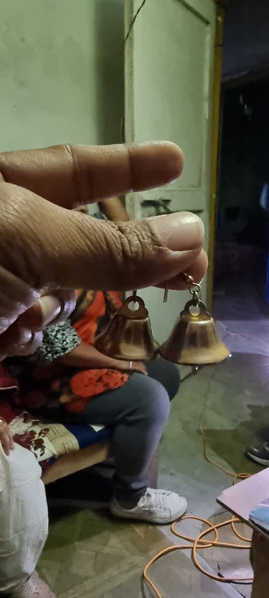 KuduLily's tweet photo. हाम्रो तिर विचार विहिन पार्टीहरुले चुनाब केन्द्रित भएर महिलाहरुलाई सारी लगायत अन्य जिन्सी सामान बाड्ने गरेको देखिन्थ्यो !
आज इलाम पुग्दा नया भन्ने पार्टीले पनि भोट प्रभावित गर्न महिलाहरुलाई कानमा लगाउने झुम्का बाड्दै रहेछ!
#आफुलाई नया भन्ने तर बिचारबिहिन पार्टीको शैली पनि उहीँ ! https://t.co/0F4tJjbkWp