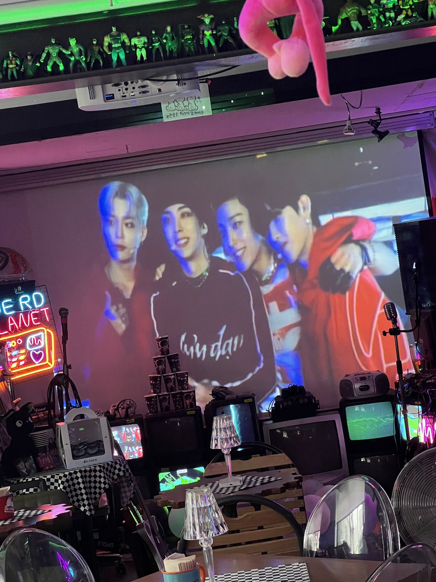 희도가 여기저기
생카 분위기가 그냥 희도예요💜

💘특전에 숨겨진 희도영상 다들 보셔야만!

#2Uheedo
#저_하늘이_녹으면_별사탕이_보일까
<a href="/2uheedo/">𝟐𝐔𝐡𝐞𝐞𝐝𝐨 : 2024 유희도 생일 카페</a>