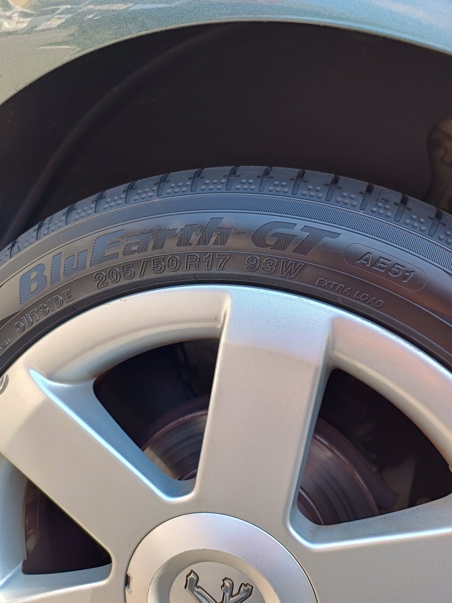 sirius_alpha's tweet photo. タイヤを新調しました
悩みましたが17インチのまま https://t.co/HUN48y2muR