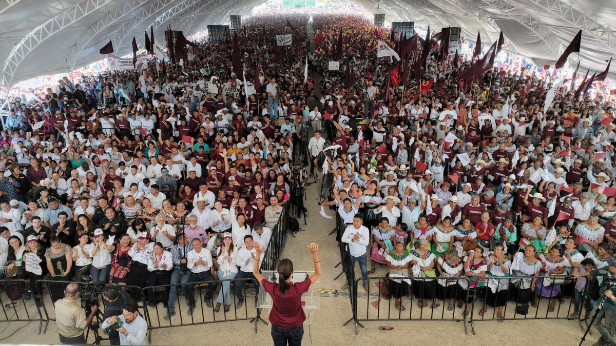 epigmenioibarra's tweet photo. Chiapas se volcó a las plazas en Tila, Chilon y Las Margaritas y también colmó las carreteras en Ocosingo, Bachajon, Altamirano y otras comunidades para recibir a quien será la Primera Presidenta: @Claudiashein 

“Aquí firmes y dignos apoyándola con todo Dra.” le dijo un campesino.