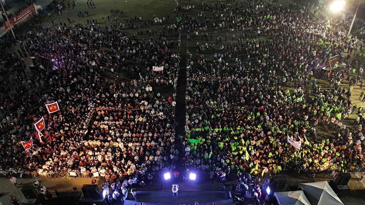 epigmenioibarra's tweet photo. Chiapas se volcó a las plazas en Tila, Chilon y Las Margaritas y también colmó las carreteras en Ocosingo, Bachajon, Altamirano y otras comunidades para recibir a quien será la Primera Presidenta: @Claudiashein 

“Aquí firmes y dignos apoyándola con todo Dra.” le dijo un campesino.