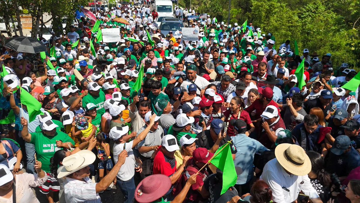 epigmenioibarra's tweet photo. Chiapas se volcó a las plazas en Tila, Chilon y Las Margaritas y también colmó las carreteras en Ocosingo, Bachajon, Altamirano y otras comunidades para recibir a quien será la Primera Presidenta: @Claudiashein 

“Aquí firmes y dignos apoyándola con todo Dra.” le dijo un campesino.