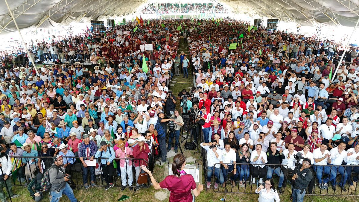 epigmenioibarra's tweet photo. Chiapas se volcó a las plazas en Tila, Chilon y Las Margaritas y también colmó las carreteras en Ocosingo, Bachajon, Altamirano y otras comunidades para recibir a quien será la Primera Presidenta: @Claudiashein 

“Aquí firmes y dignos apoyándola con todo Dra.” le dijo un campesino.
