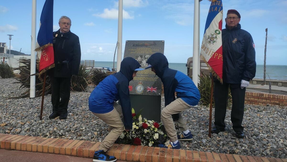 Une cérémonie en souvenir des 80 ans du crash de l'avion Halifax à Hautot-sur-Mer près de Dieppe. ➡️ l.francebleu.fr/9ROR