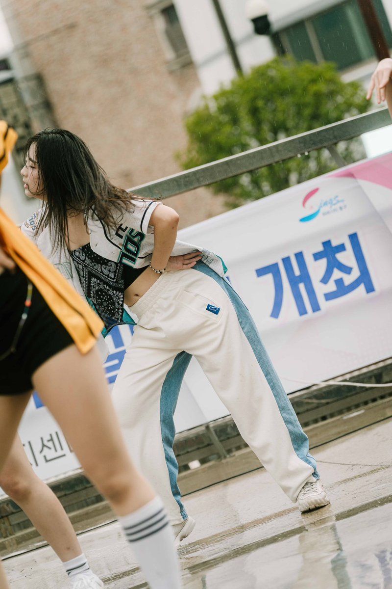 likeit_kpop's tweet photo. 雨の中でストリートダンス♪
シアちゃん❤️
LIKE ITのダンシングマシーン✨

#likeit #라이킷 #ライキット
#시아 #シア https://t.co/HwwWAvYzcY