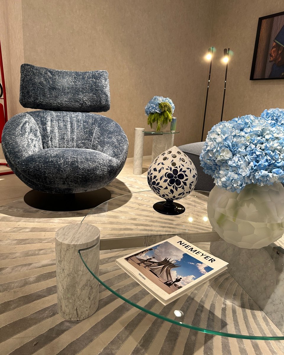 Blue tones. A snapshot from Natuzzi Italia's Flagship Store. 
#natuzzi #natuzziitalia #newcollectionlaunch #bluetones #sofatalks #KarimRashid #SimoneBonanni #AndreaSteidl #natuzziflagshipstore #harmony65 #milanodesignweek #MilanDesignWeek #mdw24 #SimplyMilan #SimplySofas