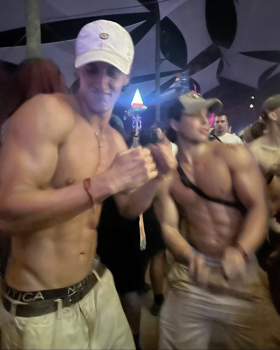 “gays will lose their shit over any man w/ muscles”

idk what kinda gay u r but im 100% attracted to men not by choice

nowhere did i say i wanted to marry these deepshits but i got 2 eyes & hormones. when i say i got 2 holes for a mid man w muscles & big cock, mind ur business