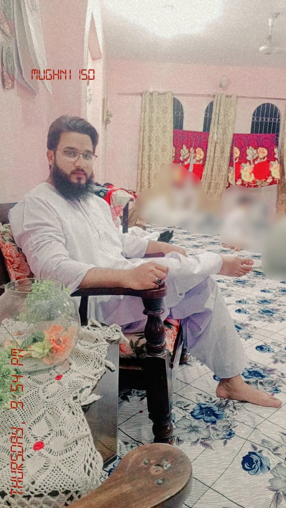 سَفرمیں مشکلیں آٸیں تو ہمّت اور بڑھتی ہے                                                            اگرراستہ کوٸ روکےتو جرآت اور بڑھتی ہے                                                            اگربِِکنے پر آجاٶ گَھٹ جاتے ہیں دام اکثر 
نہ بِکنے کا ارادہ ہو تو قیمت اور بڑھتی ہے