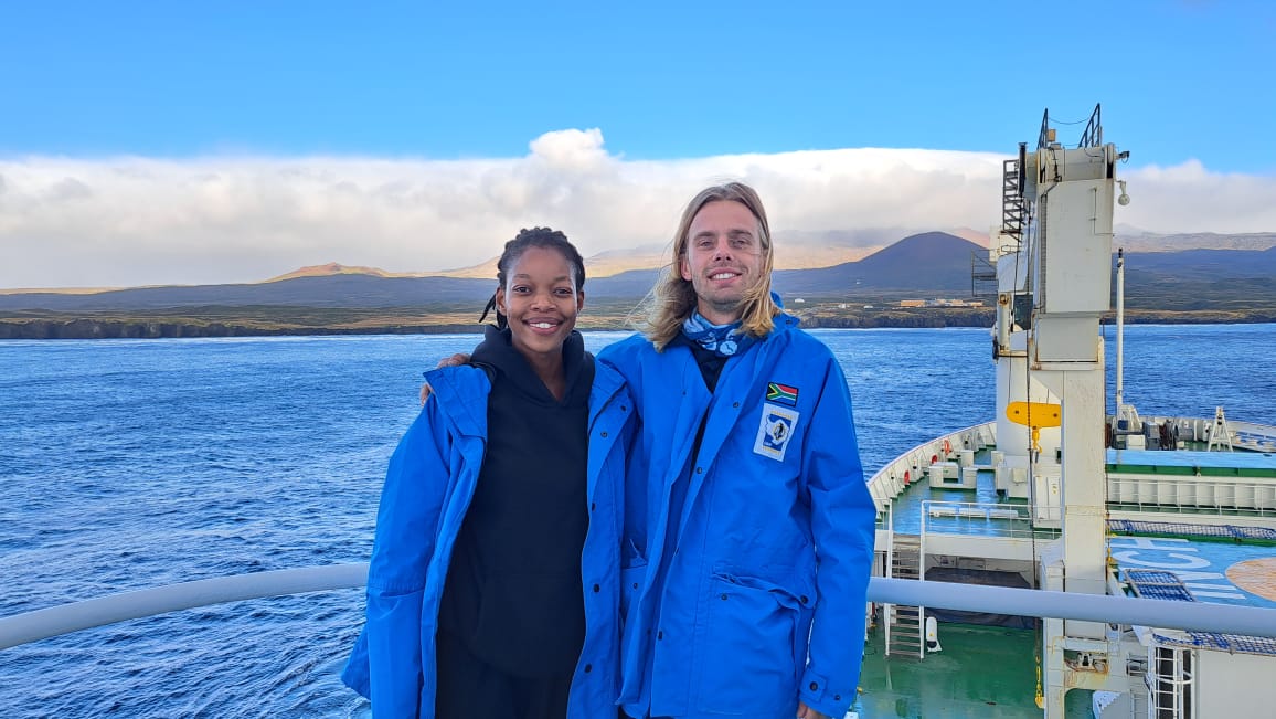 Rabia and Elmar have arrived at Marion Island where they Will be spending the next weeks collecting data on plants and inverts of the island to assess invasion impacts. Thanks to @NRF_News for funding. @UPnasagric @UPPlantAndSoil