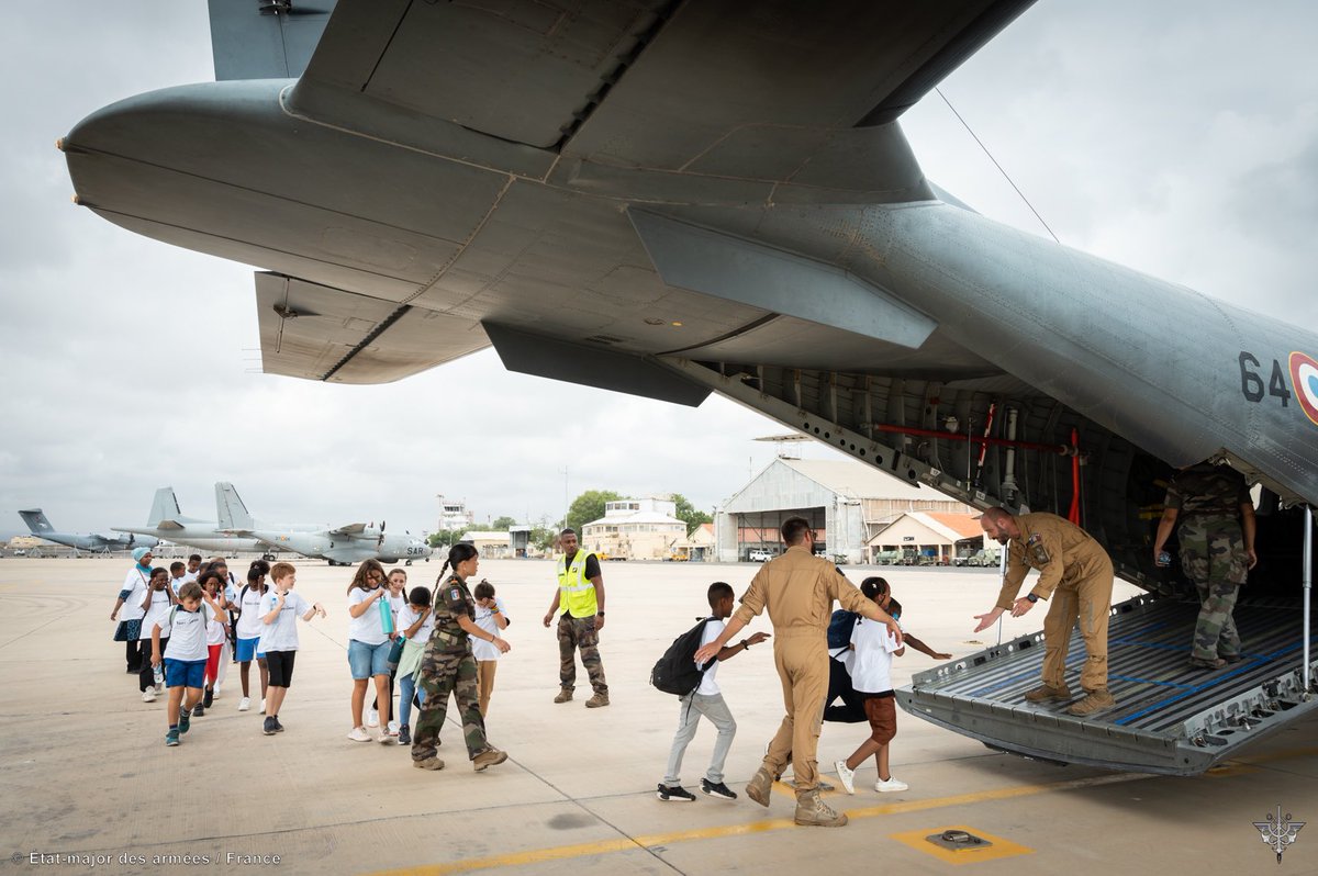 LiveDjib's tweet photo. Une  quarantaine d’enfants ordinaires et extraordinaires, français et djiboutiens se sont rendus sur la BA 188 pour vivre le dernier volet du projet « Rêves de Gosse ».
Le colonel Fabien Coulibaly, commandant de la #BA188 a accueilli les enfants venus du Lycée Français de #Djibouti et de la Pouponnière Daryel à l’escale aérienne militaire.
Tandis qu’un groupe prenait place à bord d’un CASA pour un baptême de l’air, le second groupe assistait à des activités animées par les pompiers de l’escadron de sécurité incendie et sauvetage et des personnels de l’escadron de protection.
A l’issue, les groupes ont été inter-changés afin que chacun puisse admirer Djibouti depuis les airs. Cette journée a été clôturée par la distribution de cadeaux et par un goûter.
Le projet « Rêves de Gosse » a vu son apogée lors de cette journée féérique pour des enfants repartis enchantés, des étoiles plein les yeux. »
@FFDJ_Officiel