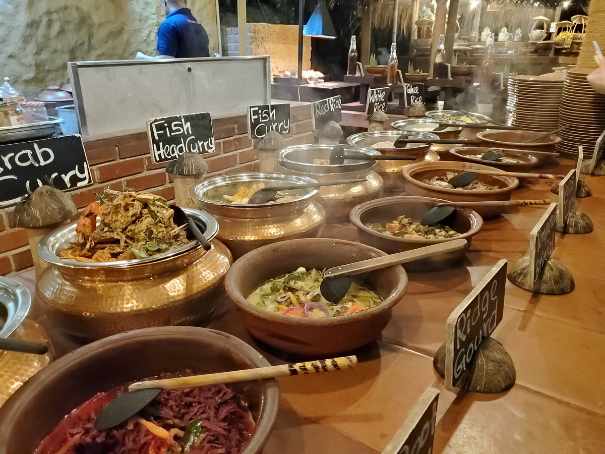 46ooer's tweet photo. 🇱🇰スリランカ・コロンボ
🍴ヌガガマ

ブッフェ式レストラン。ありとあらゆるカレー、スリランカ料理、フルーツ、お菓子など食べ放題！3000円くらいでお腹いっぱい食べられるのが魅力。オープンと同時に行くと貸し切りです！ https://t.co/MLL0uWSq9f