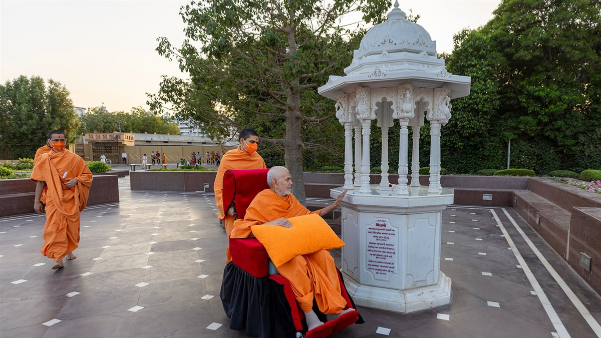 HH Mahant Swami Maharaj's Vicharan: 20 April 2024, Sarangpur, India gfrc6.app.goo.gl/1agR