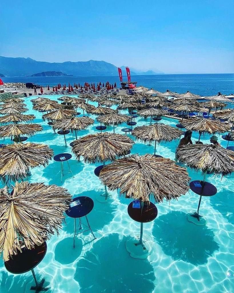 Montenegro, Kokteyl Plajı'na git.