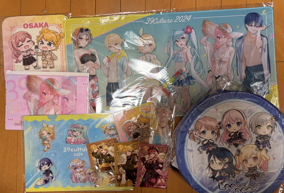 初音ミク ,鏡音レン ,鏡音リン ,巡音ルカ 「本日の戦利品!くじはルカさん来たし、カードもルカさんいるしでホクホクなのです!水」|ひろぴぃのイラスト