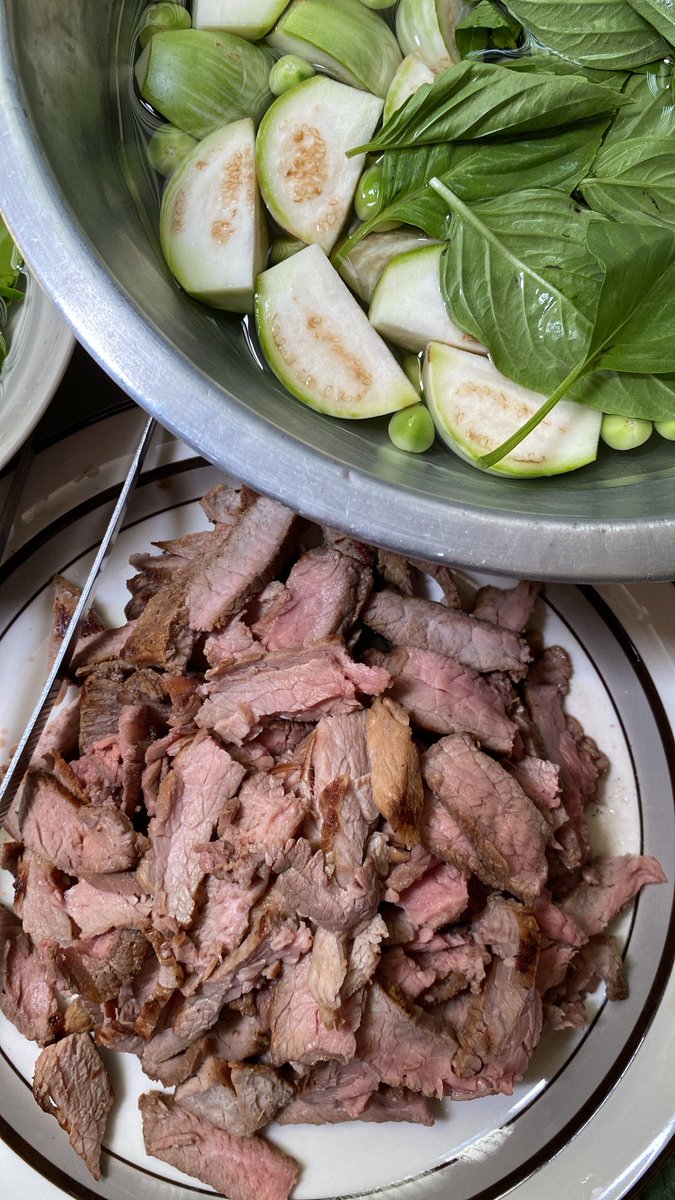 ksabsabb's tweet photo. แกงเขียวหวานเนื้อย่าง เสิร์ฟกับขนมจีน มาแล้วค้าบบบบบ 🥩🍲 #BasFoodShot https://t.co/crPAc8KddX
