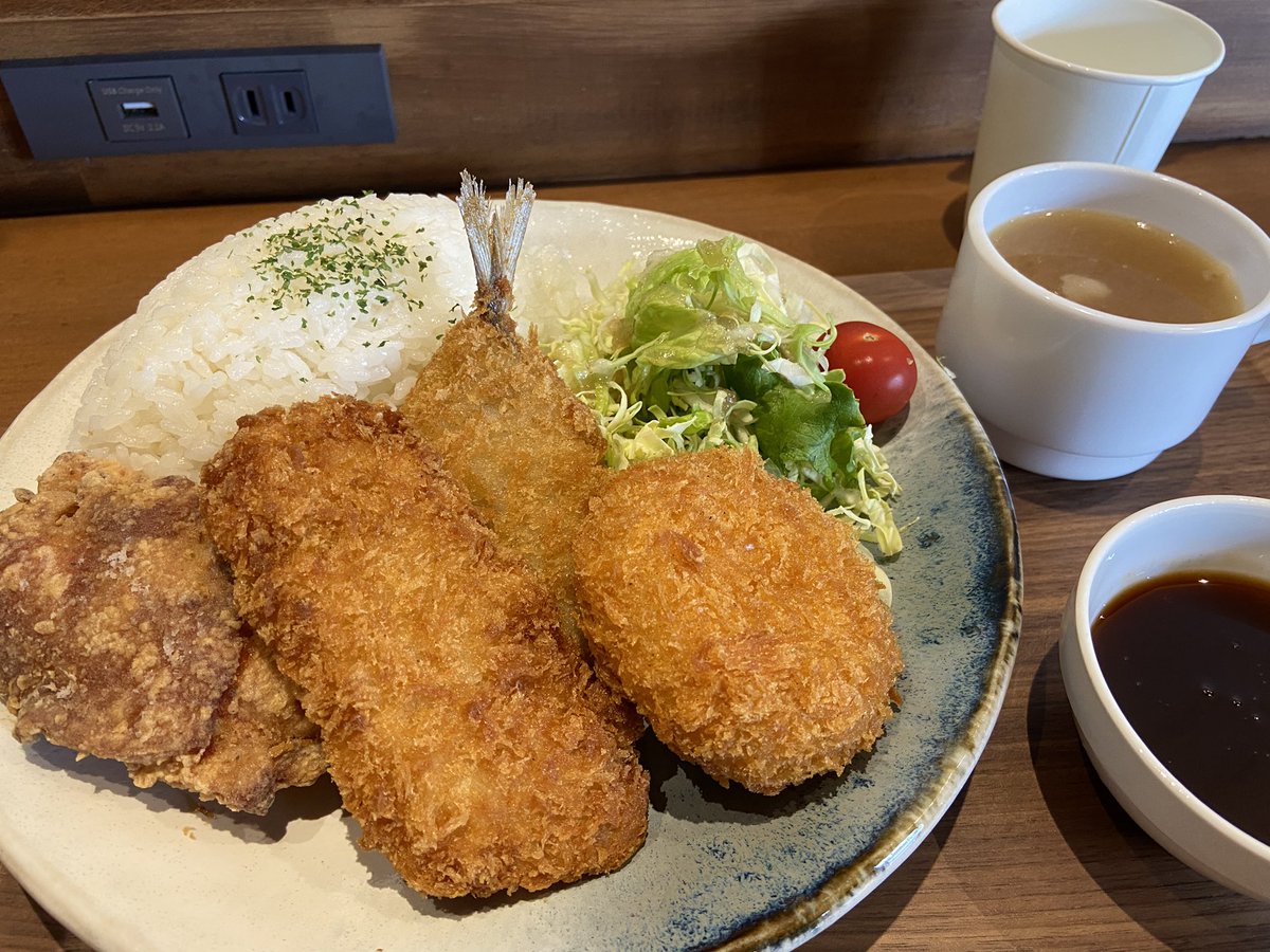 JinHiramoto's tweet photo. 腰痛でお昼ご飯つくるのが辛かったので、近所のcotecafeさんへ
ミックスフライプレートをいただきました。グルメ大先生のふみふみさんの事前情報があったので、ライスはちょっと大盛りにしました😁
美味しい&ボリューミー
mojoのマスターに頼まれたチラシも置いてもらってます。
#cotecafe https://t.co/trjvmAzHZV