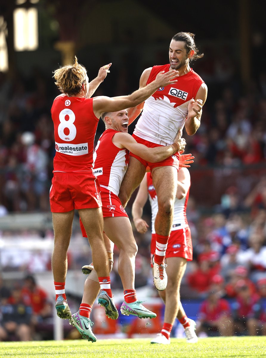 Brodie Grundy with his first @sydneyswans goal in game 200 👏
