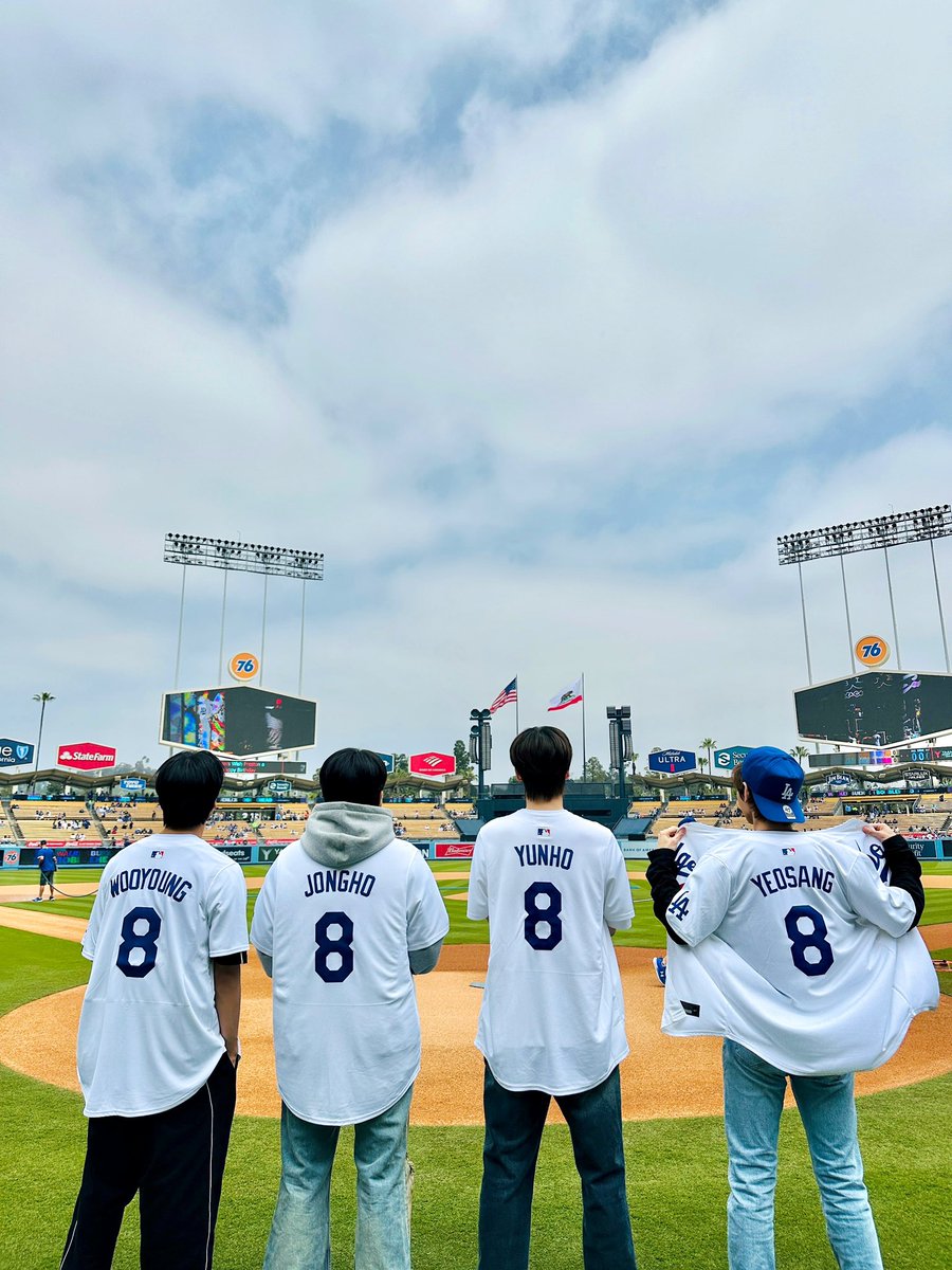 [📷] DAILY ATEEZ

ATEEZ with @Dodgers 😎⚾

#DAILY_ATEEZ #ATEEZ #에이티즈