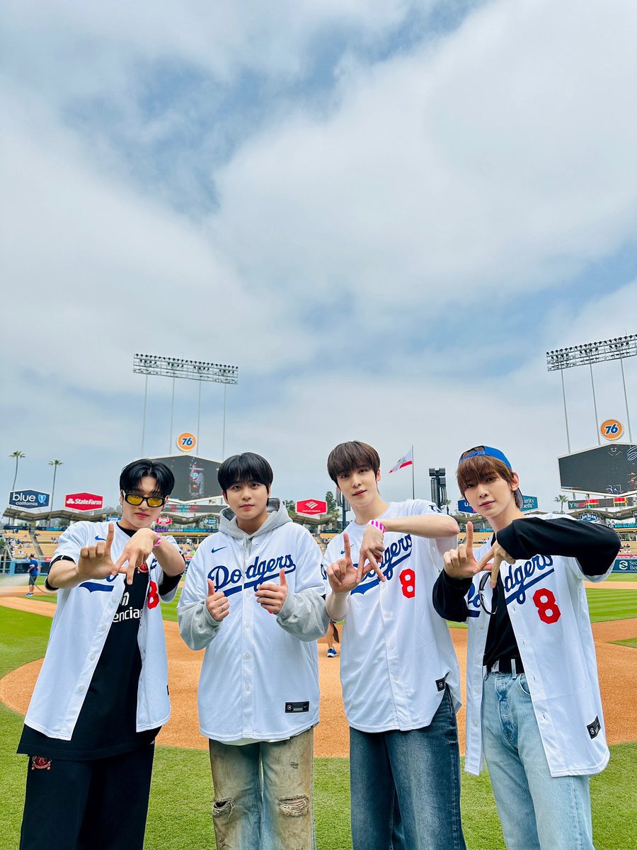 ATEEZofficial's tweet photo. [📷] DAILY ATEEZ

ATEEZ with @Dodgers 😎⚾

#DAILY_ATEEZ #ATEEZ #에이티즈 https://t.co/lRJGfbVLhu