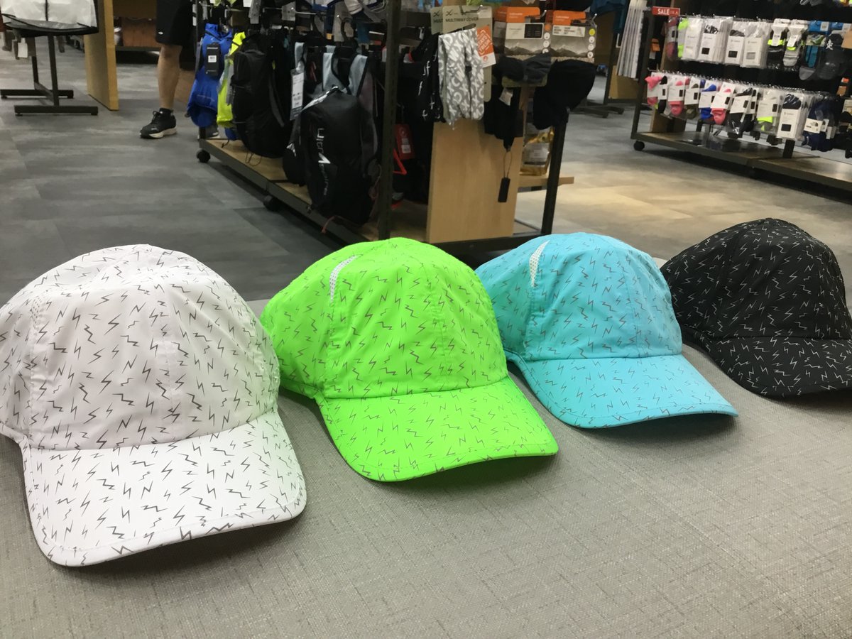 Ishii_Kofu's tweet image. #SPRINTS ニューデザインのキャップ入荷しました✨

稲妻のような模様が走りに衝撃を与えてくれるかも⁉️⚡️
他の方と被りたくない方におすすめ👐

こちらは15%ポイント還元商品です。(5月6日まで)

#石井スポーツ　#アートスポーツ　#ランニング