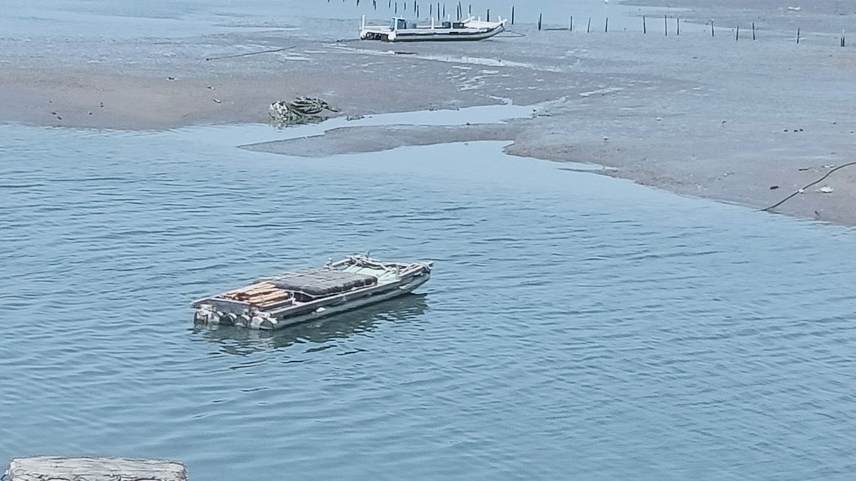 wesley890305's tweet photo. 船、強い風、桟橋、海鳥 https://t.co/tgHxkUT4xf