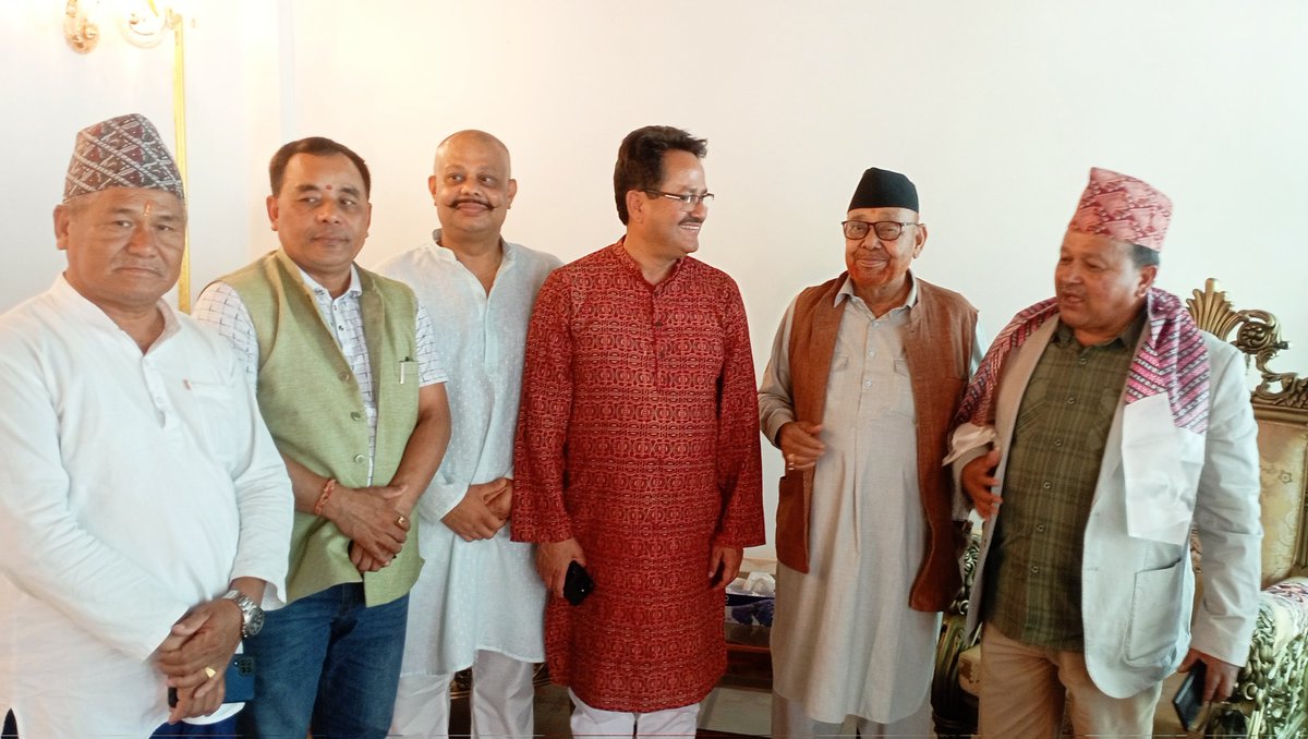 DPathakJhapa's tweet image. Namaste jhapa.🙏
Had a pleasant meeting with Harkalal giri senior social worker &amp;amp; former Anarmani vdc president at his Res.along with former foreign minister Hon.@NPSaudnc,@shahgovind7 @Krishna10395153 and dignitaries.#Aashish Giri
