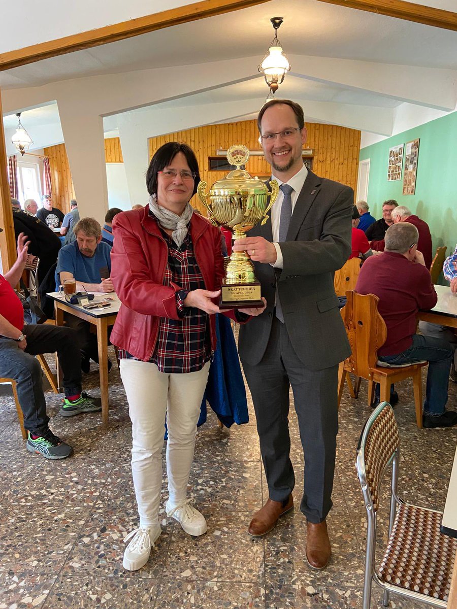 GottiSlow's tweet photo. ♣️ Gestern fand das traditionelle #Preisskat der CDU und des Heimatvereins in Willerstedt statt.
♥️ Begründet hat diese Tradition 2006 Christine Lieberknecht, die uns immer noch aktiv unterstützt. Ich habe seit 2020 die Ehre den Pokal zu stiften. 🏆
#Skat
#Willerstedt https://t.co/Tf8BVuHbSg