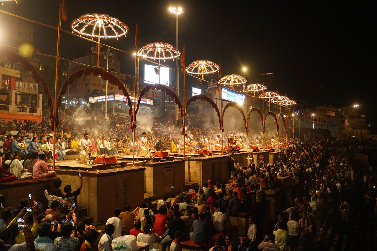 कल रात वाराणसी में दिव्य गंगा आरती में शामिल होकर समस्त देशवासियों के कल्याण हेतु कामना की। #Varanasi