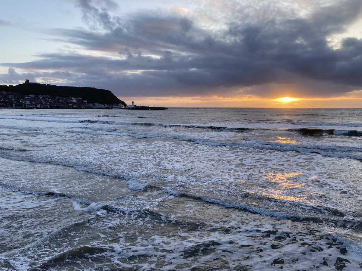 #sundayvibes #SundayMorning #londonmarathon2024 🏃‍♀️ While I'm not in London, I am in #Scarborough and sending hugs to all runners in the nation's capital today 👍 Fiery sunrise over the South Bay today 🌅 Have a good day, everyone 👍