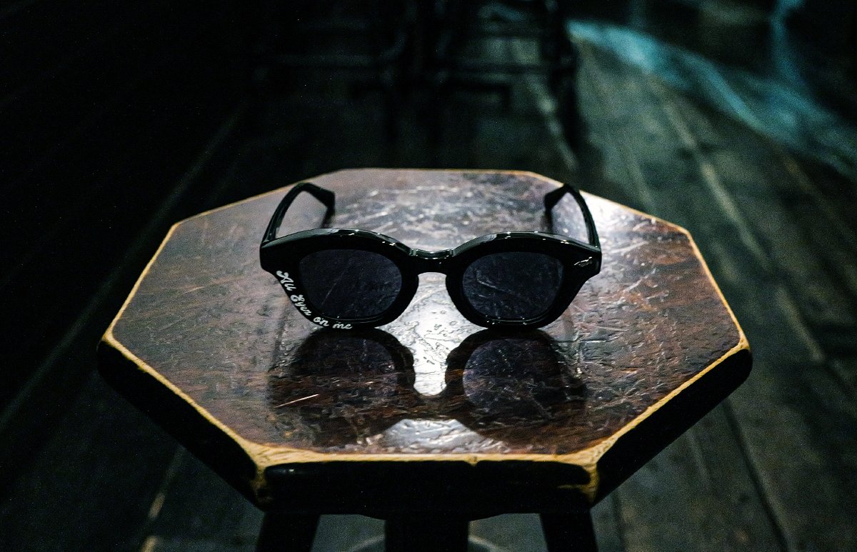HIROMU0820's tweet photo. 23:59 Close.

アンバランスなコントラストが織り成す唯一無二の Eye wear ☞ All Eyez on me ☜

MADE IN SHIBUYA

https://t.co/eEKvdSXvss

販売期間：今夜23:59迄
発送予定日：4月22日（月）���
販売方法：通常販売

#nsh #Madeinshibuya #shibuya #SHADES #Eyewear #sunglasses #AllEyeZonme #90s https://t.co/6J2ISBqxoO