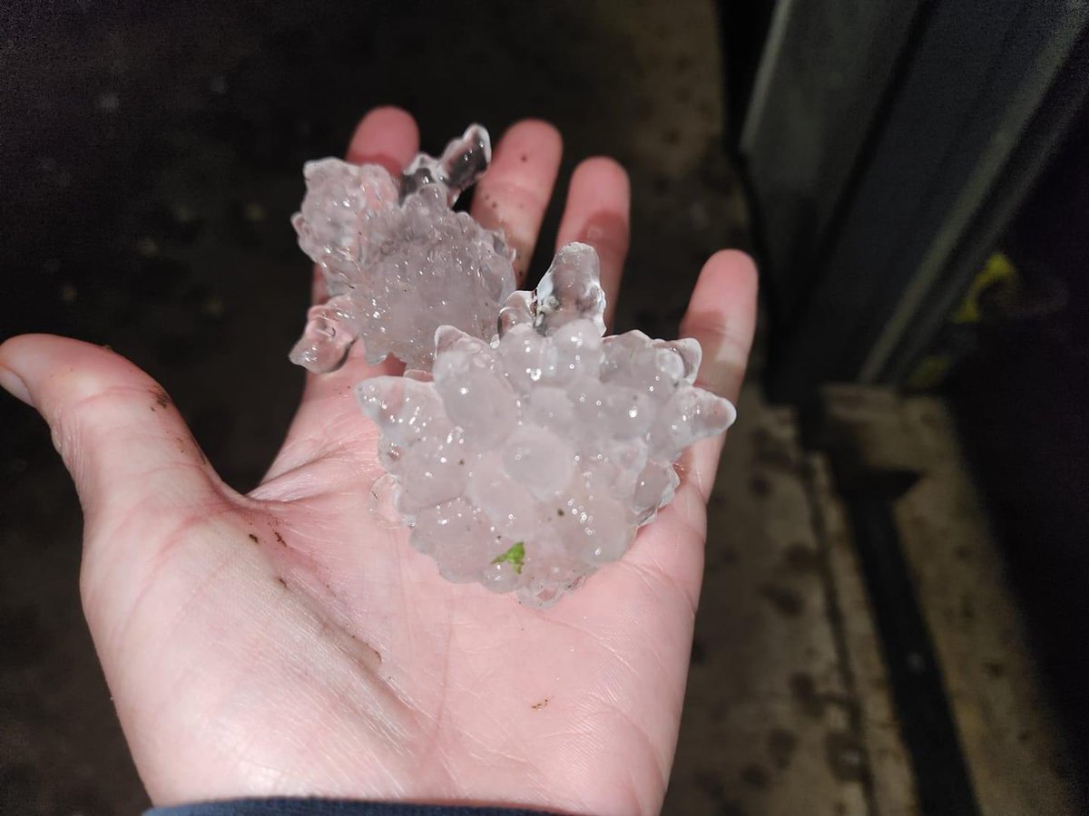 Large hail Hwy 281 & County Place in northern Bexar County 📷Carrie Poloson @NWSSanAntonio #txwx