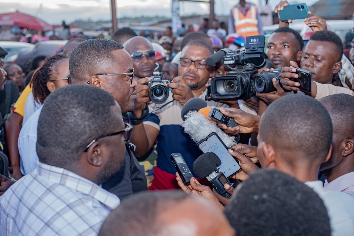 #TANGANYIKA: Afin de prendre connaissance des défis auxquels est confrontée la population de Kalemie, l'honorable @ChrisKitungwa effectue régulièrement des visites dans différents quartiers de la ville, pour laquelle il a été élu en tant que député national et provincial. En tant