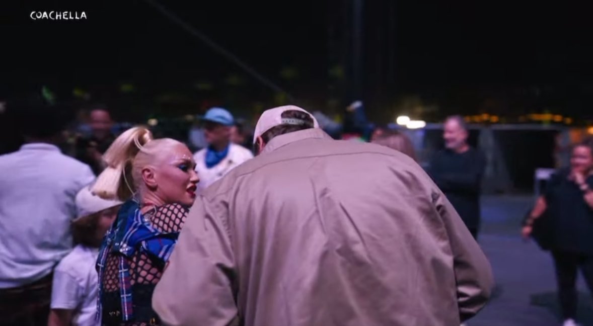 The whole family's there waiting to congratulate Gwen. 🥹
Blake saw something's wrong with Gwen & went to her side immediately. 🥺😭
#Coachella #NoDoubt #GwenStefani #BlakeShelton