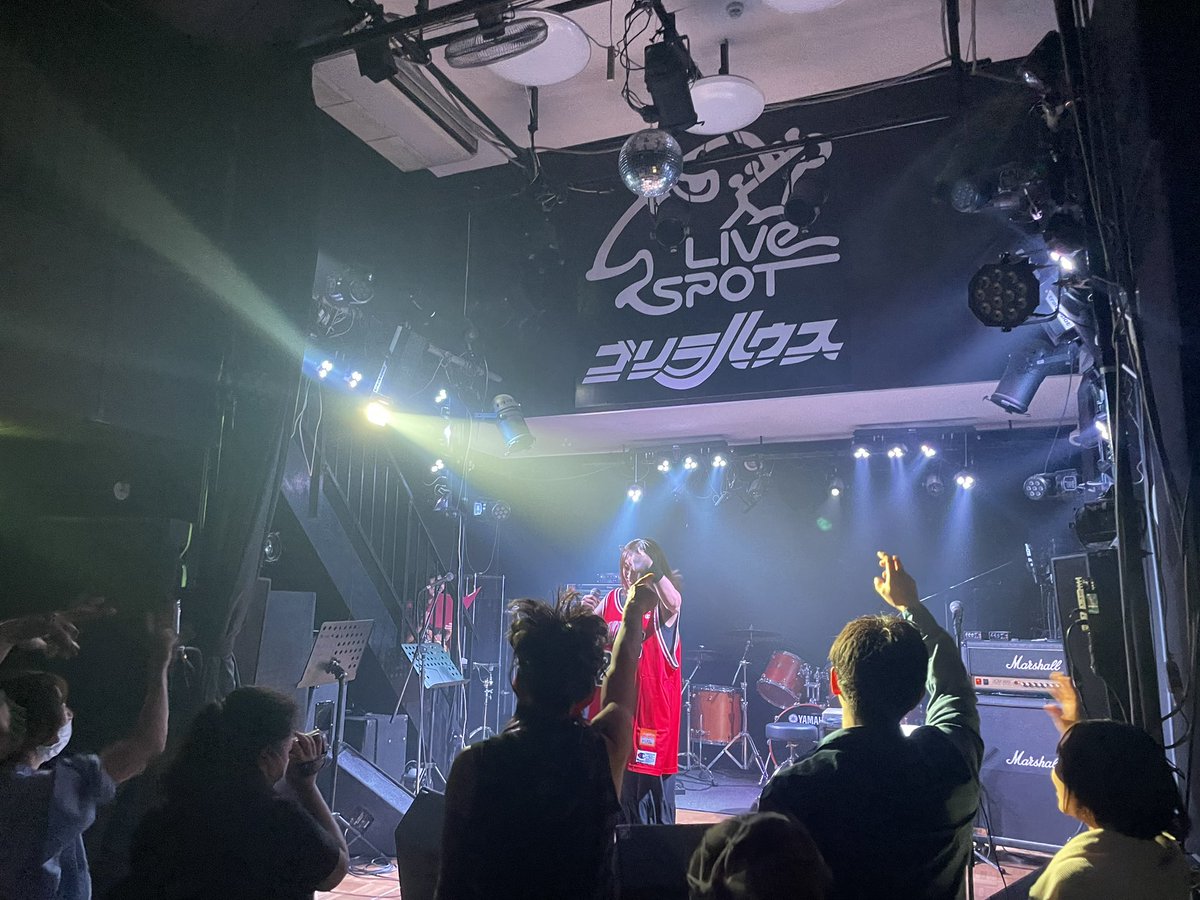 INBrecord's tweet image. サウンドプール、Springスペシャル始まりました〜！トップバッターはドス鯉閣下の第ゼロ感と完全感覚Dreamer🏀👒✨️
やってみたかったと言う初のライブハウス、全力で楽しんでます😆