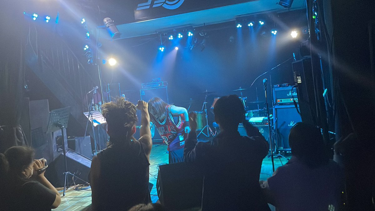 INBrecord's tweet image. サウンドプール、Springスペシャル始まりました〜！トップバッターはドス鯉閣下の第ゼロ感と完全感覚Dreamer🏀👒✨️
やってみたかったと言う初のライブハウス、全力で楽しんでます😆