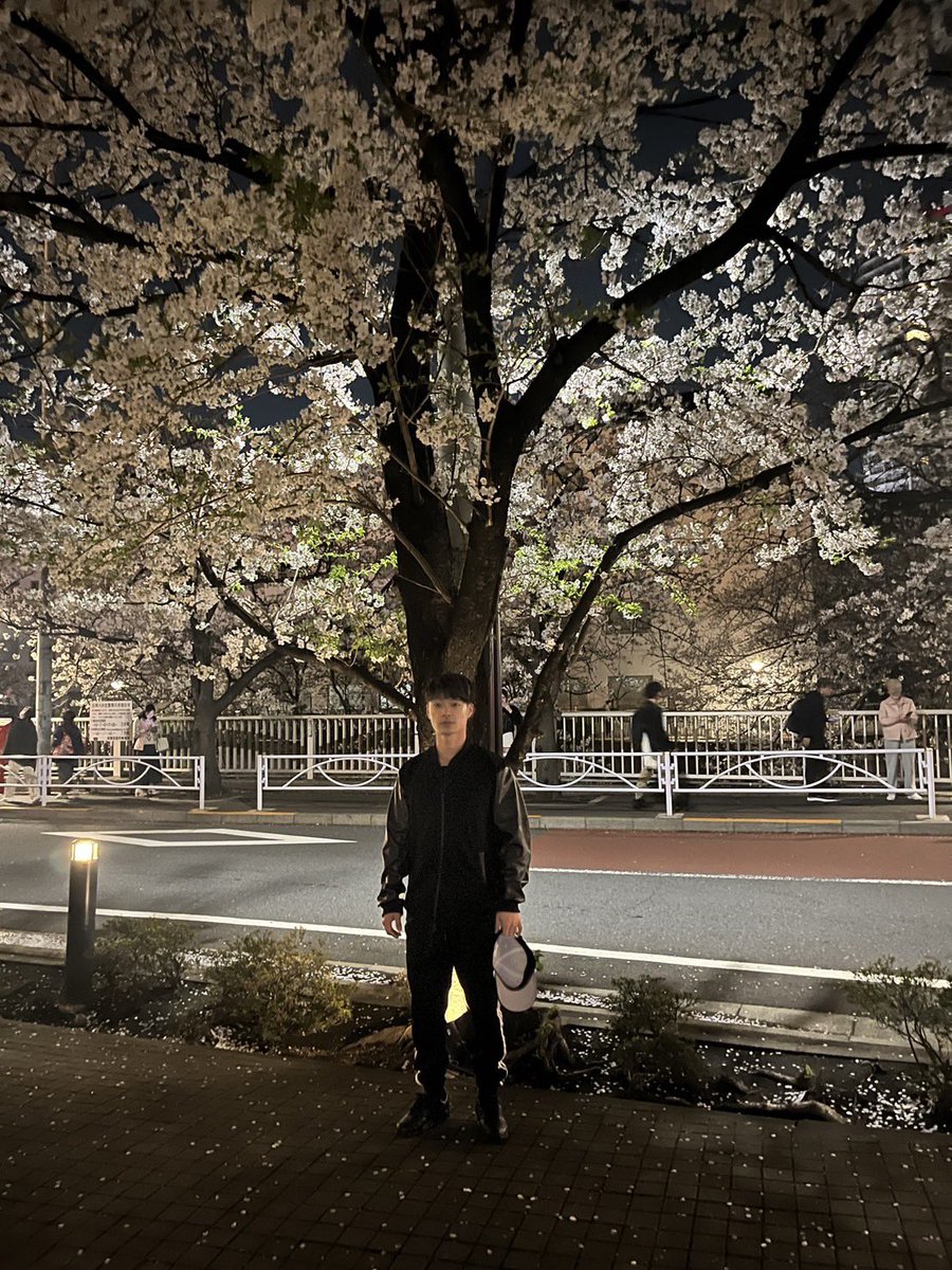 昨日は単独ライブ札幌公演ありがとうございます！
たくさんのお客さんでハプニングもありでしたが、楽しくできました！
またよろしくお願いします！

写真は引き画すぎた自分と目黒川の桜の写真です
