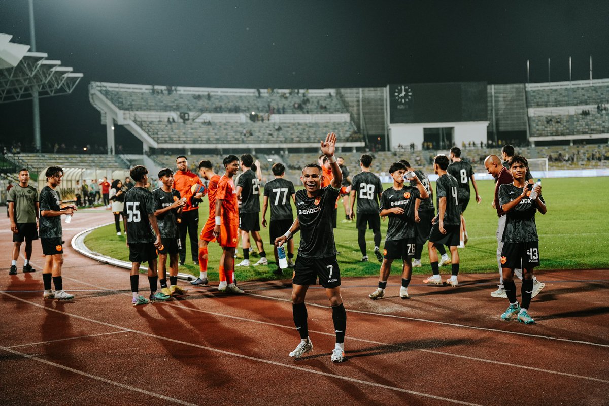 Thank you to all the fans that took time to travel and watch the team play despite it being only a friendly match. Your support means everything to us #RedGiants ❤️💛 We look forward to see you all again at Stadium MBPJ this week when we host the 𝐒𝐞𝐥𝐚𝐧𝐠𝐨𝐫 𝐀𝐬𝐢𝐚