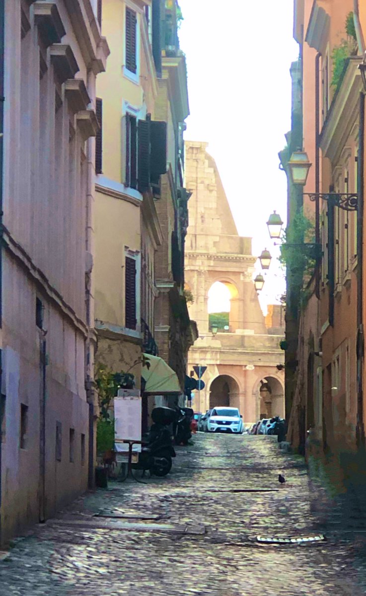 Quei vicoli dove ti infili per sbirciare quell’angolo, l’ombra che ti spinge verso la luce, verso una visione che conosci a memoria ma che non smette d’incantarti. #Roma è questa emozione ♥️ #NatalediRoma #21aprile