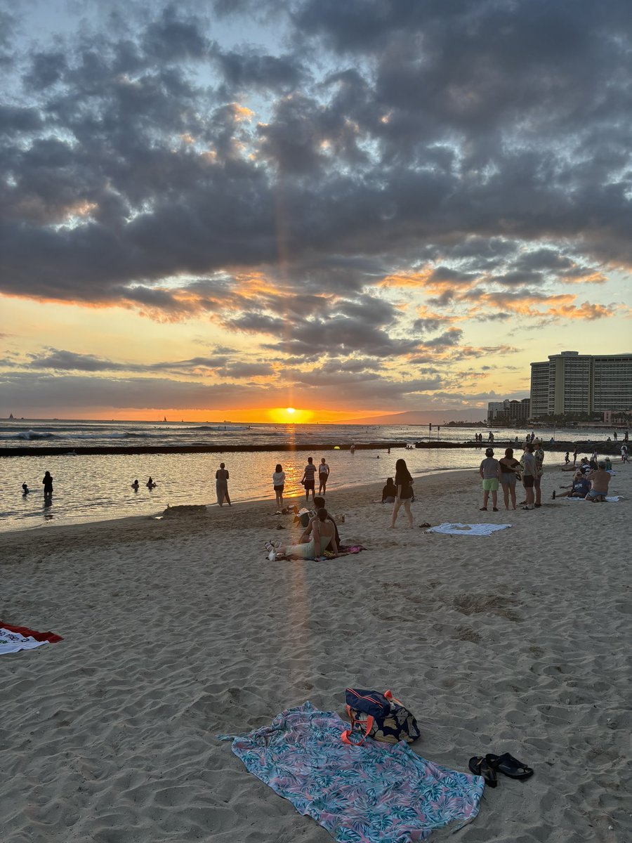Ahora mismo en la playa de Waikiki, que guay el Kiki!! <a href="/chirigotavera/">Chirigota del Vera</a> Tras estar aquí por una semana ya en Hawaii, entiendo mejor el tipo!!