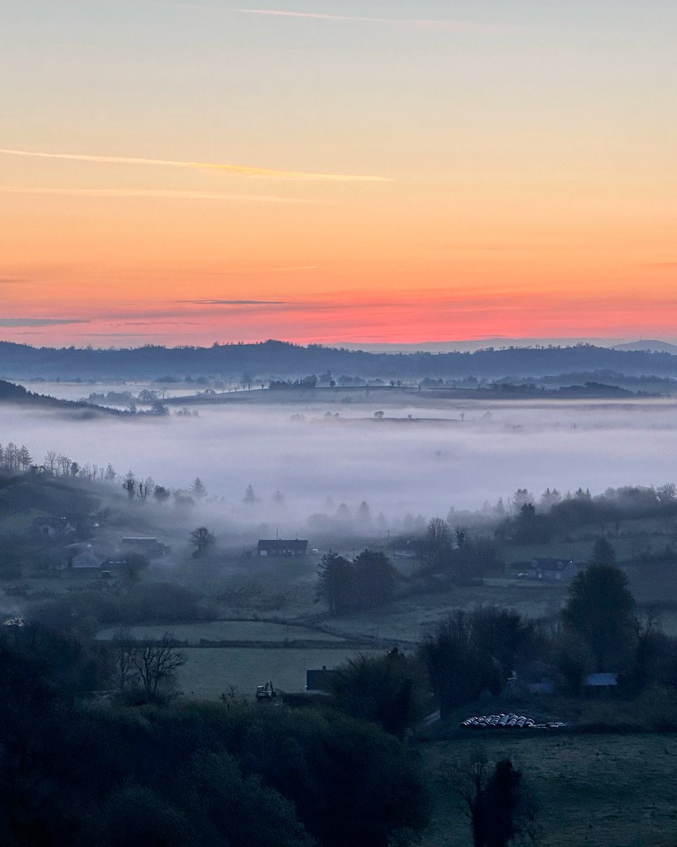 Beautiful Boho Sunrise this morning @barrabest @angie_weather @Lauratobin1 @bbcniweather @MyFermanagh @WeatherCee @Louise_utv @StormHour @BelfastLive