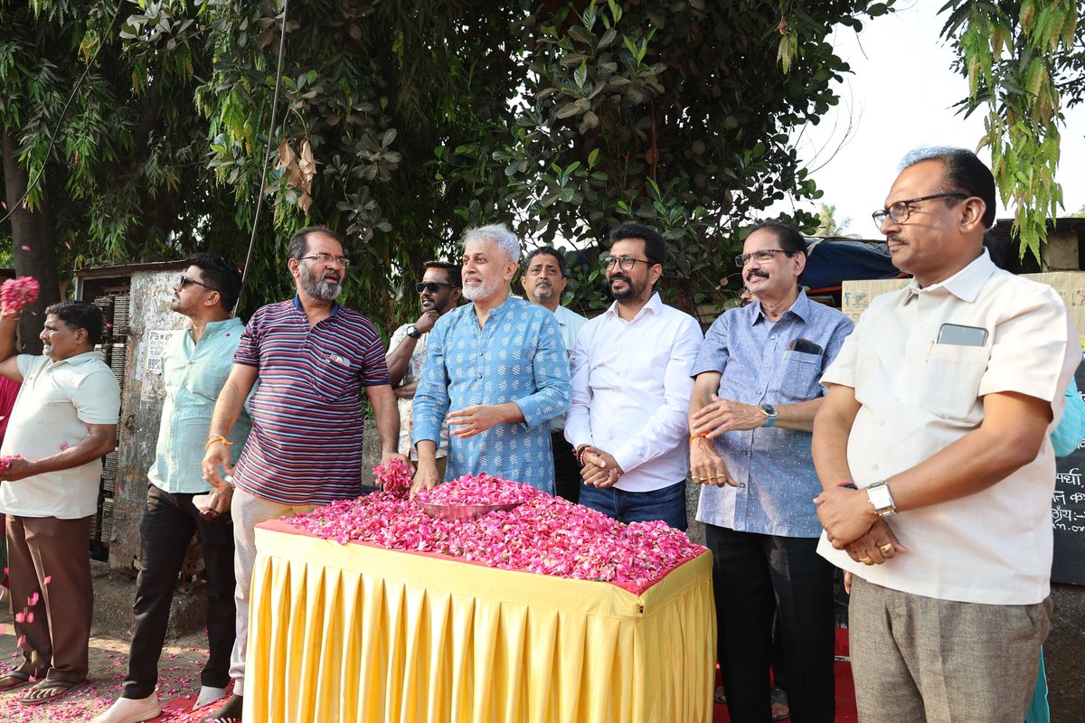 AmolGKirtikar's tweet photo. #जय_जिनेंद्र! #जय_महावीर !!

मुंबई उत्तर पश्चिम लोकसभा मतदारसंघातील गोरेगाव विधानसभेत महावीर जन्म कल्याणक शोभायात्रेत सहभागी होऊन भगवान महावीर स्वामींचे मनोभावे दर्शन घेतले, व जैन धर्मीय बांधवांची भेट घेऊन शुभेच्छा दिल्या. 

भगवान महावीर हे २४ वे जैन तीर्थंकर आहेत, महावीर जन्म कल्याणक हा जैन धर्मियांचा सर्वात मोठा सण आहे. ज्यांनी अहिंसा, सत्य, दया, करुणा व मैत्रीचा संदेश जगाला दिला. 

सर्वांना महावीर जन्म कल्याणक दिनाच्या हार्दिक शुभेच्छा!

#ShivsenaUBT #uddhavthackeray #aadityathackeray  #LokSabhaElections2024 #NorthWestMumbai  #Mahaveerjayanti #Jaincommunity #peace