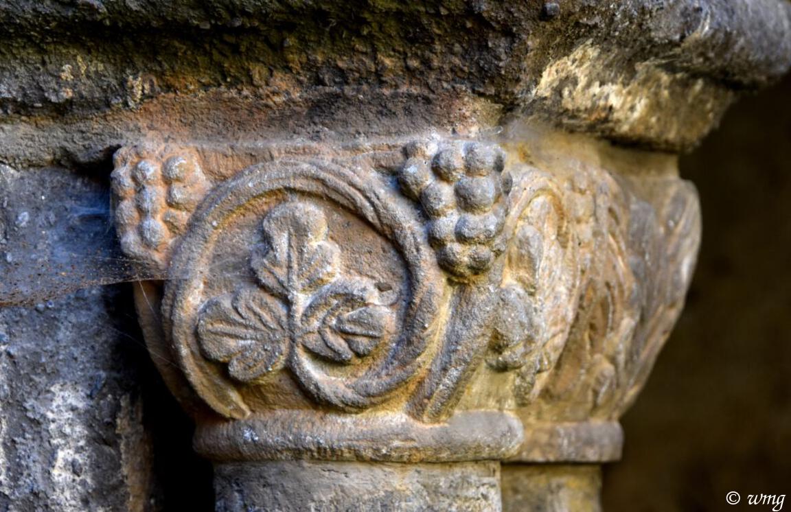 #SundayStoneWork Leaves, fruit, flowers, capitals in the cloister of St André de #Lavaudieu abbey #HauteLoire Romanesque cloister from 12th C, fortunately intact after the revolution of 18th C.