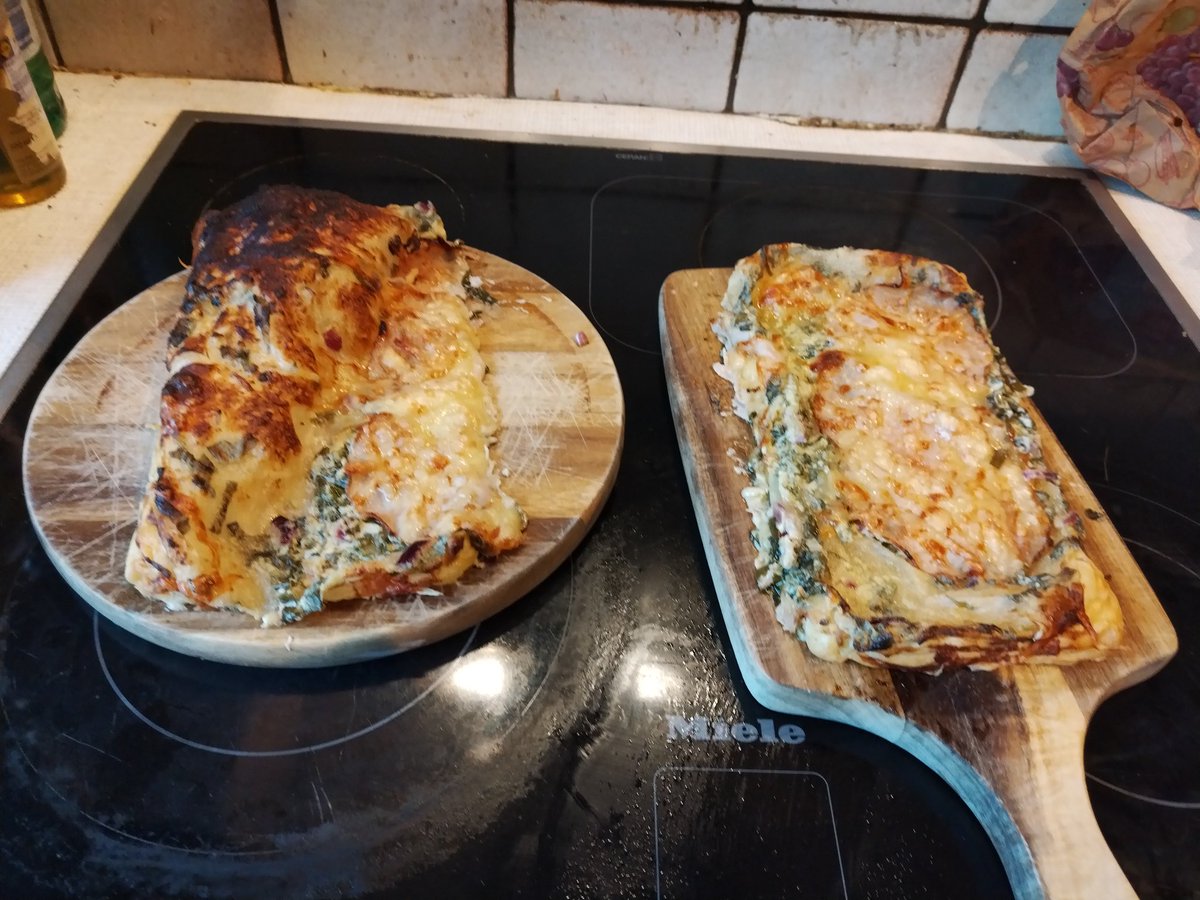 Puff pastry with wild garlic and turkey breast