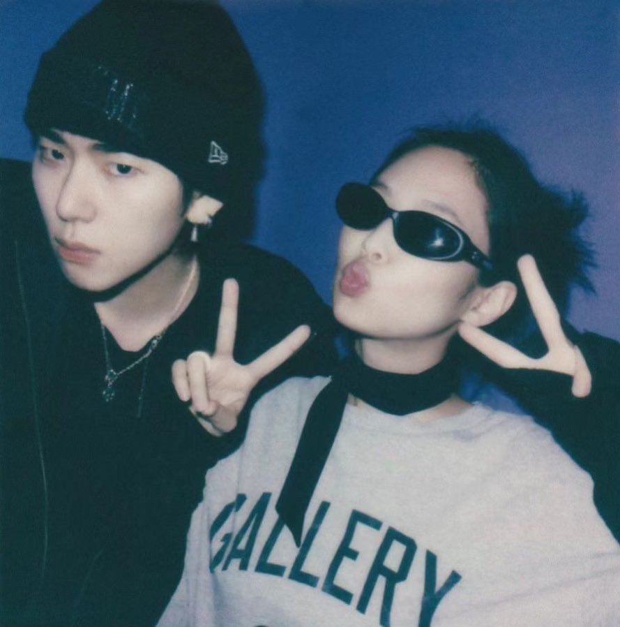 Zico talks about his song with JENNIE: “Jennie put her heart and soul into it from the moment she recorded it. Even though I said I liked it, Jennie was professional enough to suggest a revised recording. She contributed greatly to making this song perfect.”