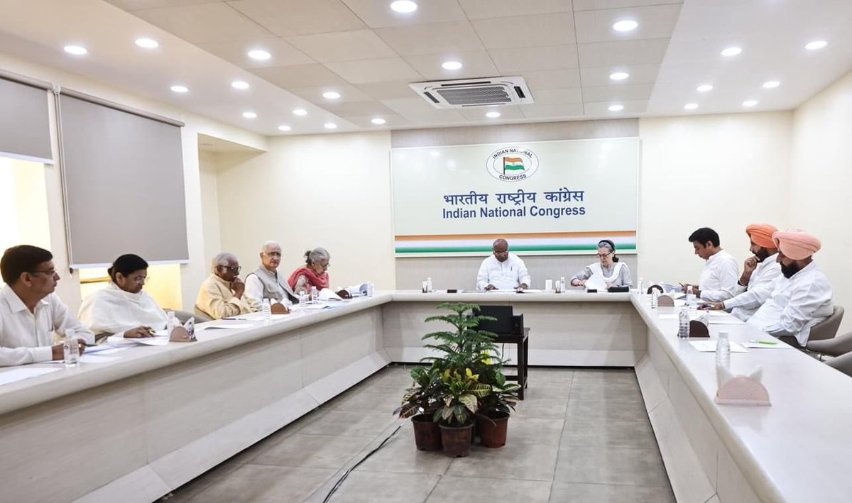 Joined @INCPunjab incharge @devendrayadvinc ji and CLP @Partap_Sbajwa ji at the CEC Meeting today chaired by @INCIndia President @kharge ji and CPP Chairperson Smt. Sonia Gandhi ji at HICC HQ today. Had a detailed discussion regarding the remaining MP tickets for Punjab.