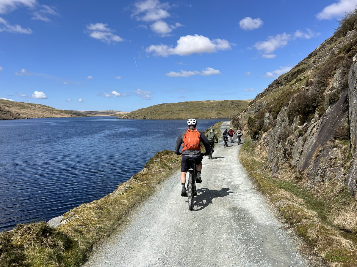 Blue sky day in the Elan Valley ☀️ #visitwales #wales #mtb #adventure @visitwales 🏴󠁧󠁢󠁷󠁬󠁳󠁿