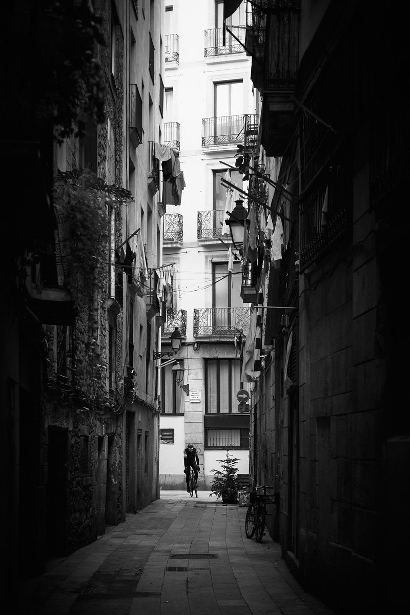 Tour through the Old Town 📸 Fujifilm X-T4 📷 Fujinon XF 35mm F2 R WR ⚙️ ISO 200 - f/2.0 - Shutter 1/200 #StreetPhotography #BlackAndWhite #photography