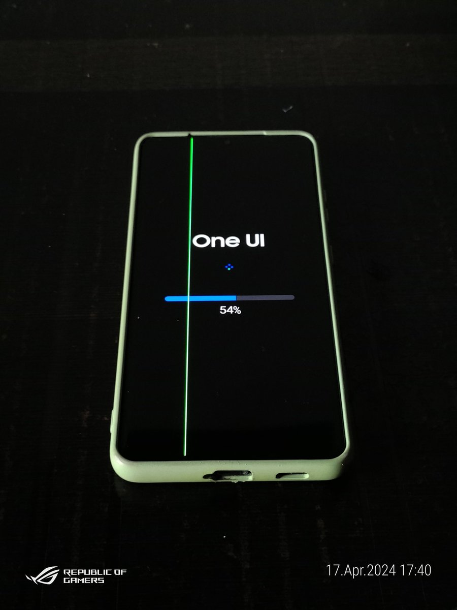 techdroider's tweet photo. Multiple Samsung Galaxy S21 series users reporting Green line on Display after the Software Update.

If you own one of the affected device models, stay cautious and avoid updates until companies address this widespread issue. Affected users, please share your experience. https://t.co/BwNXOWTSKZ